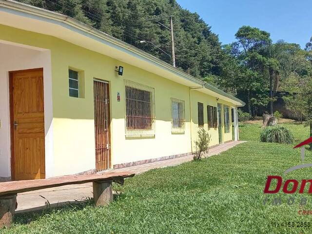 Chácara rural espaçosa com casa principal e de empregado.